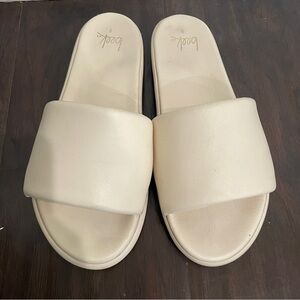 Beek Puffbird Slide Sandals - Eggshell